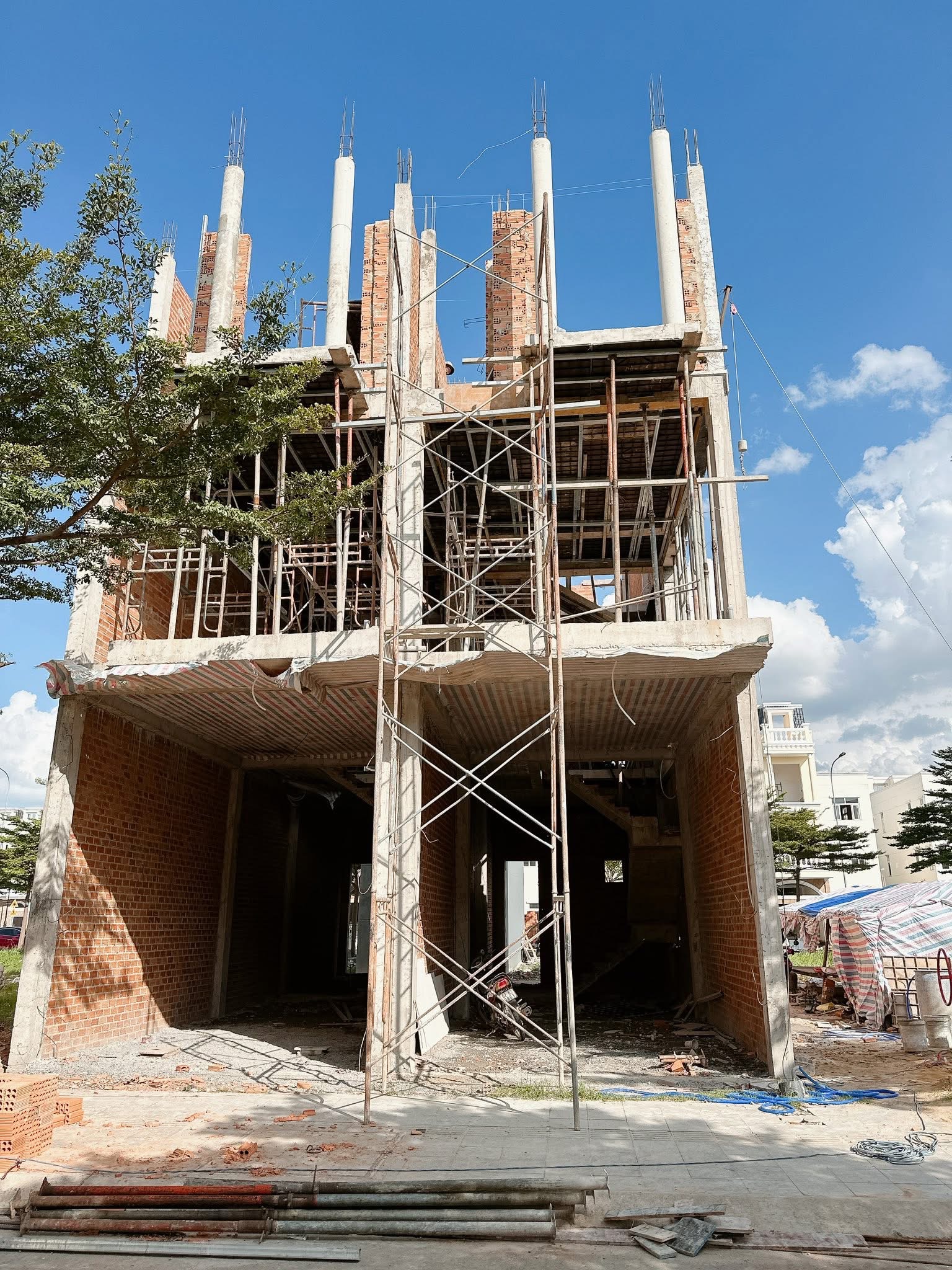NHÀ ĐẸP đang vào hoàn thiện 1 TRỆT 2 LẦU – PHƯỜNG DĨ AN – TP. HỒ CHÍ MINH 4*15m gần Vincom