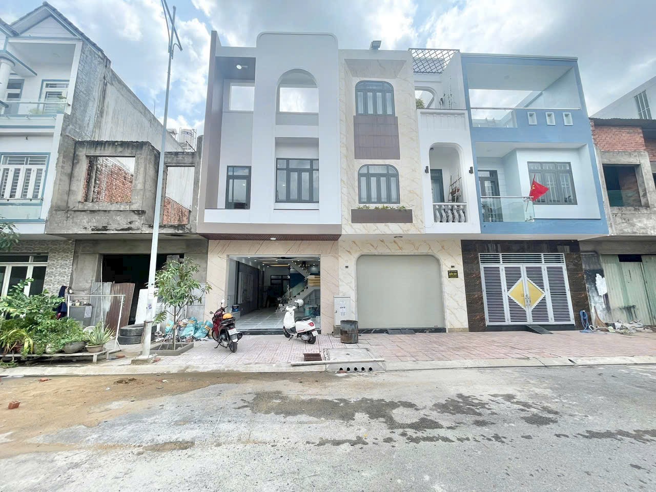SIÊU PHẨM NHÀ PHỐ – KDC ĐỒNG BỘ ĐƯỜNG THÔNG – GẦN VINCOM DĨ AN | Nha360