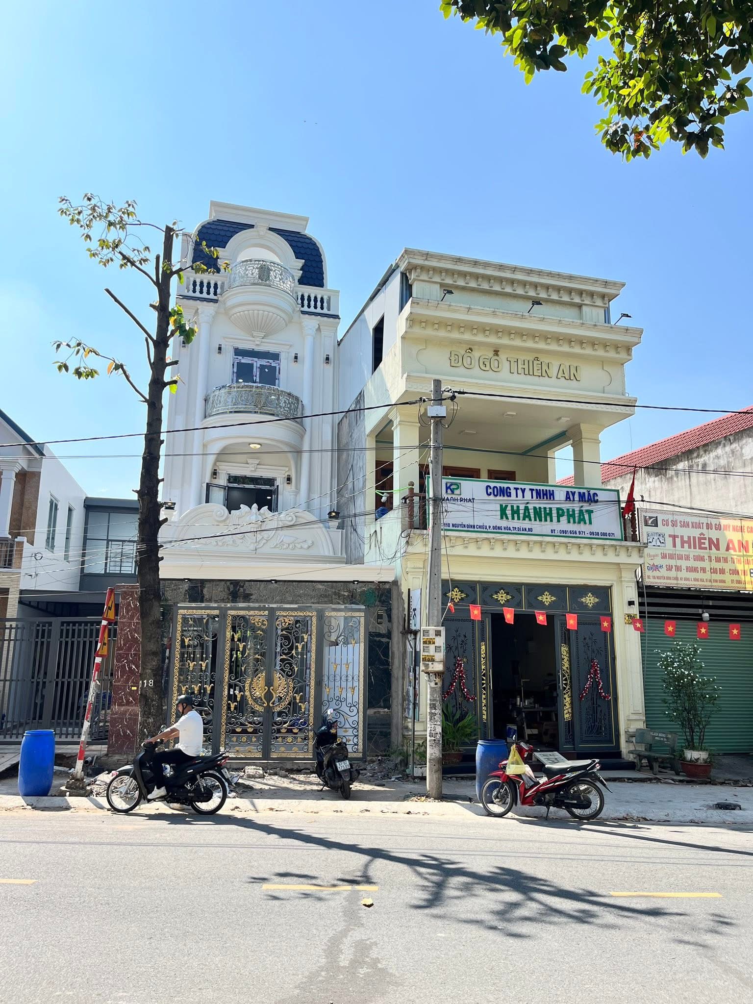 BÁN NHÀ MẶT TIỀN – HỘI TRƯỜNG ĐÔNG HÒA, DĨ AN, Nhà đẹp, đang hoàn thiện full nội thất cao cấp