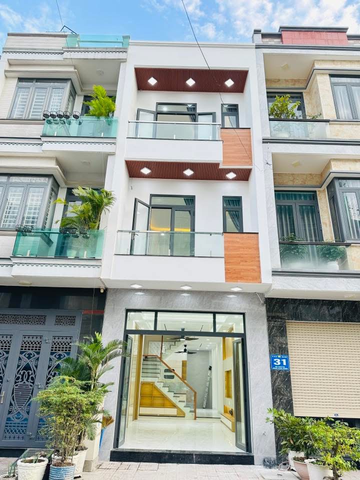 BÁN NHÀ DĨ AN – 3 TẦNG – SÂN THƯỢNG – VỊ TRÍ ĐẸP – GẦN VINCOM DĨ AN