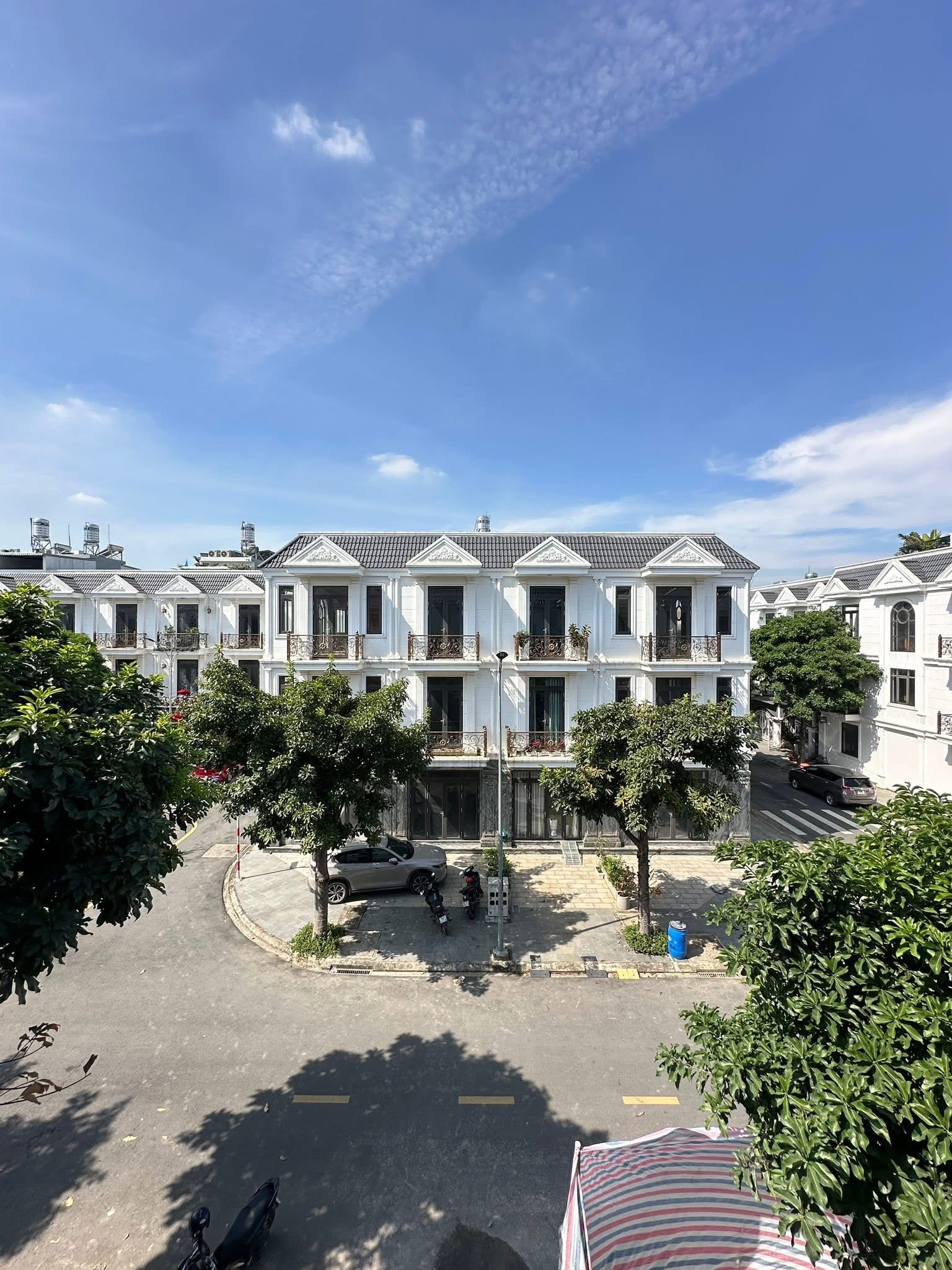 NHÀ PHỐ ĐÔNG HƯNG – PHONG CÁCH TÂN CỔ ĐIỂN, Nhà đã hoàn công – đang hoàn thiện nội thất hiện đại, Giá bán: 6,8 TỶ