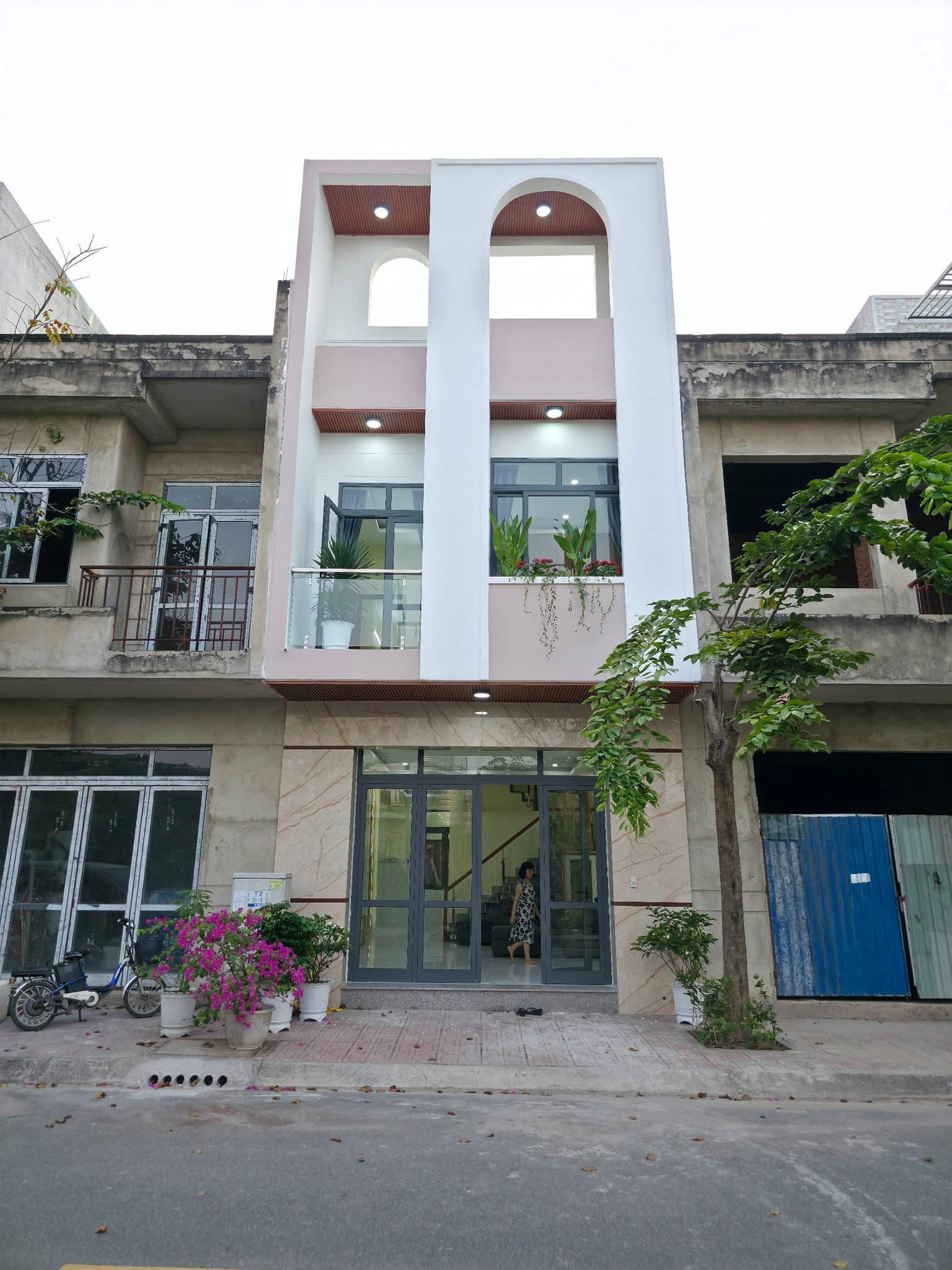 NHÀ PHỐ HIỆN ĐẠI – P. DĨ AN, TP.HCM, Nhà đẹp – full nội thất – vào ở ngay, Diện tích: 5 x 12m