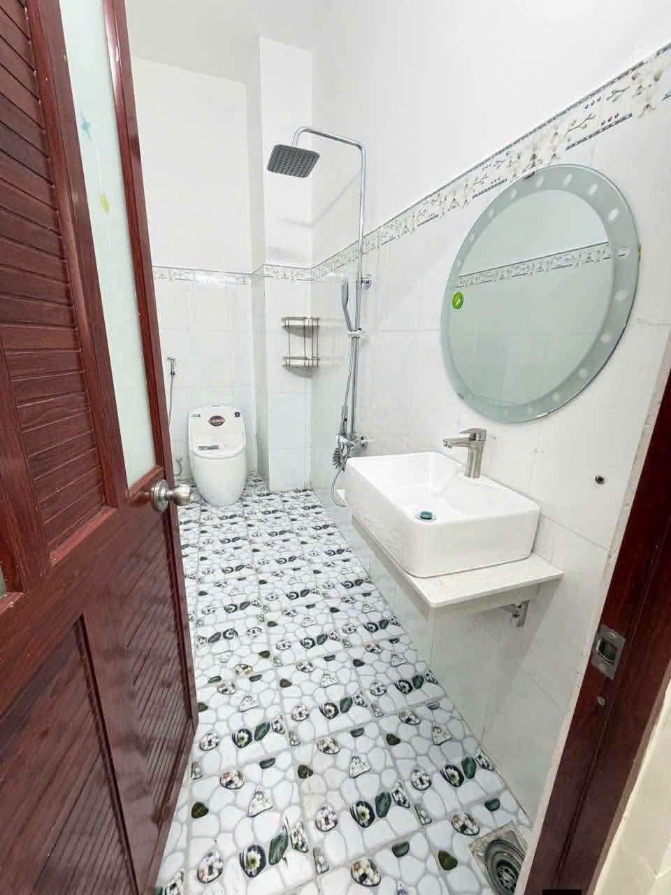 18709