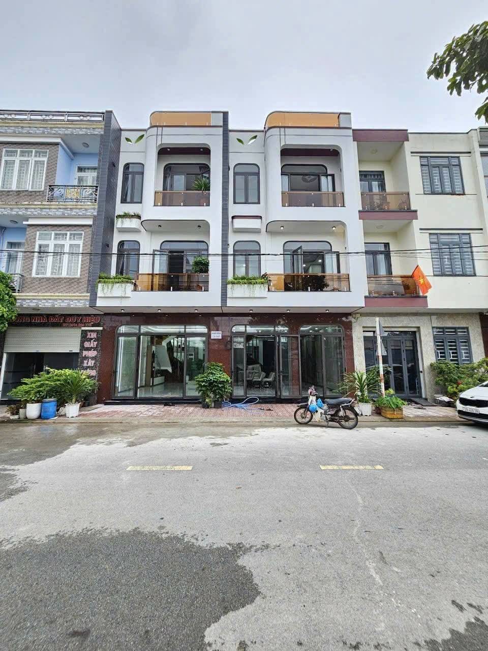 BÁN NHÀ 1 TRỆT 2 LẦU FULL NỘI THẤT – GẦN GO DĨ AN, P. Dĩ An, TP.HCM | Nhà 360